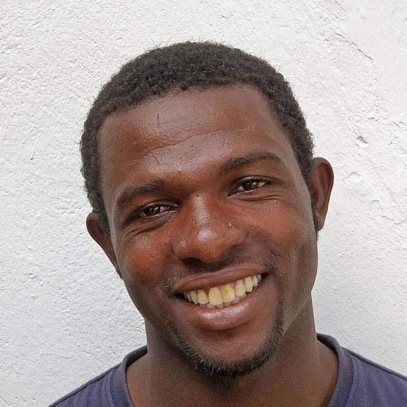 Portrait d'un homme souriant avec un fond texturé clair