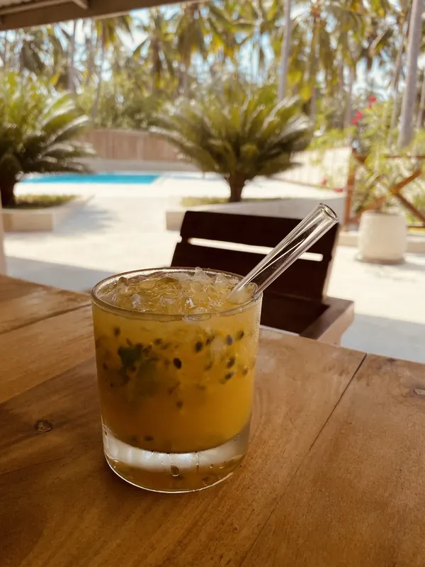 Boisson exotique rafraîchissante avec des fruits de la passion et de la glace