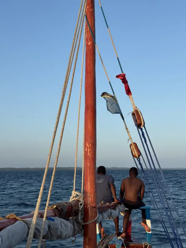 Deux personnes assises sur un bateau en bois au large