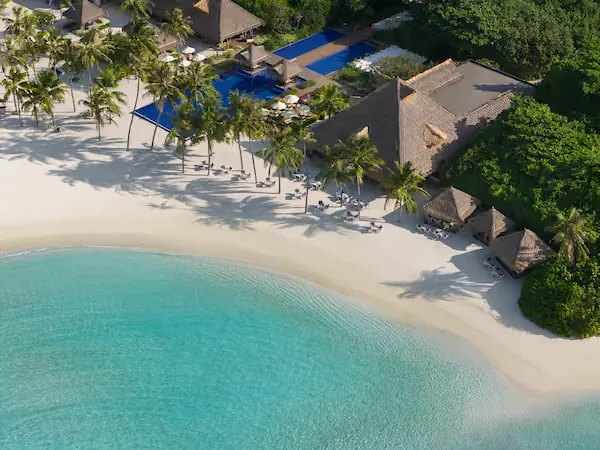 Vue aérienne d'une plage tropicale avec des bâtiments et des personnes