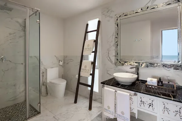 Salle de bain moderne avec douche à l'italienne et décoration soignée