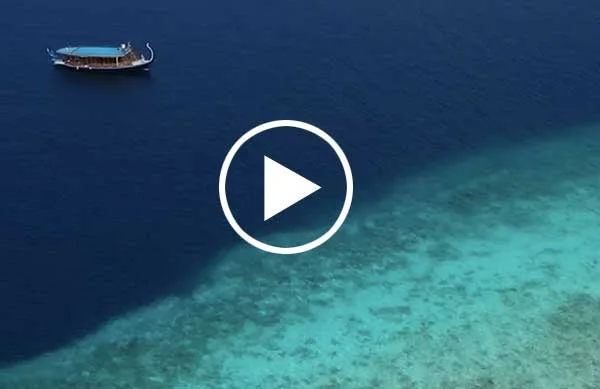 Bateau de plongée en mer avec icône de lecture vidéo