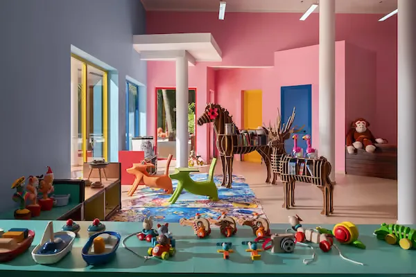 Intérieur coloré avec des jouets en bois et une décoration enfantine