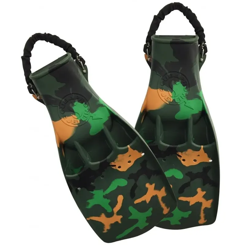 Paire de palmes de plongée camouflage vert et orange sur fond blanc
