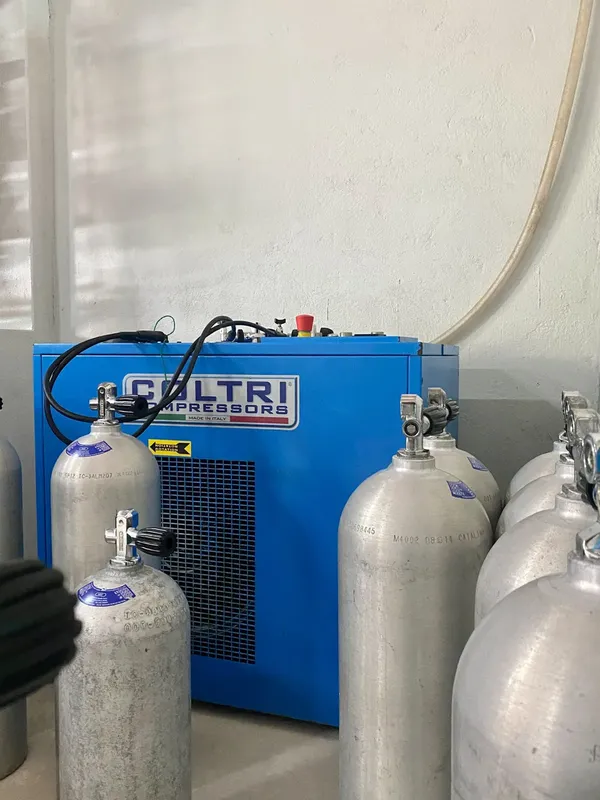 Compresseur bleu pour gonfler les bouteilles de plongée et accessoires