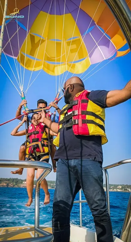 Deux personnes en parachute ascensionnel au-dessus de la mer bleue