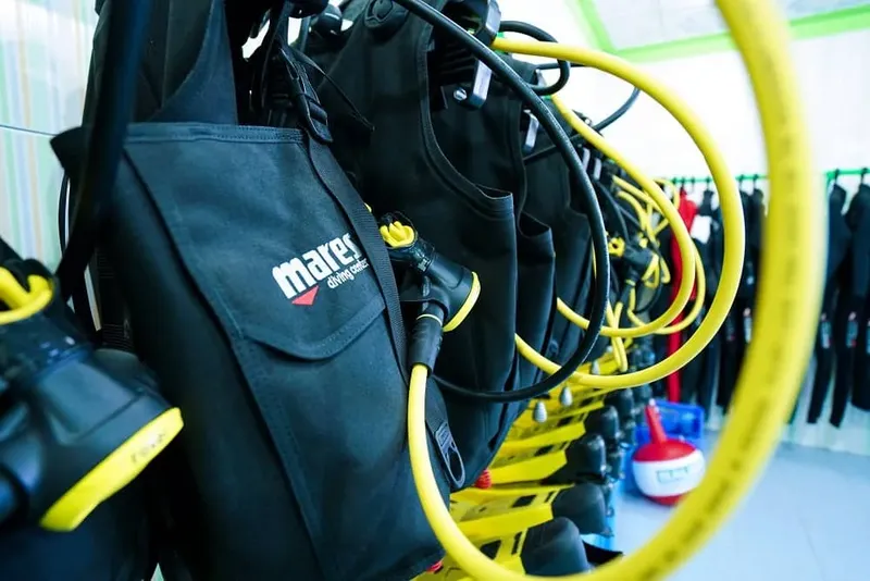Equipement de plongée complet avec détendeurs et gilets Mares rangés