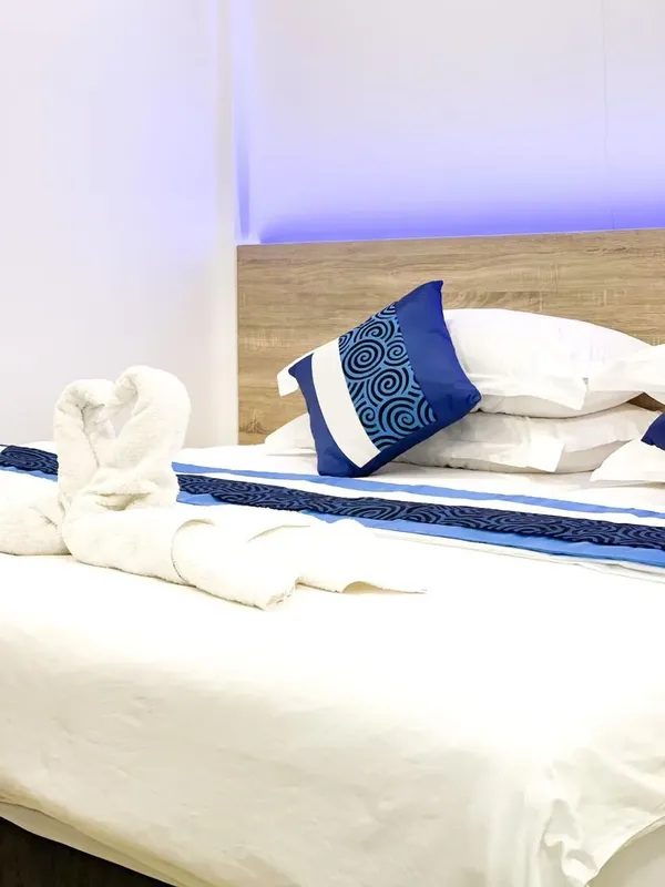 Lit fait dans une chambre d'hôtel avec décoration en serviette