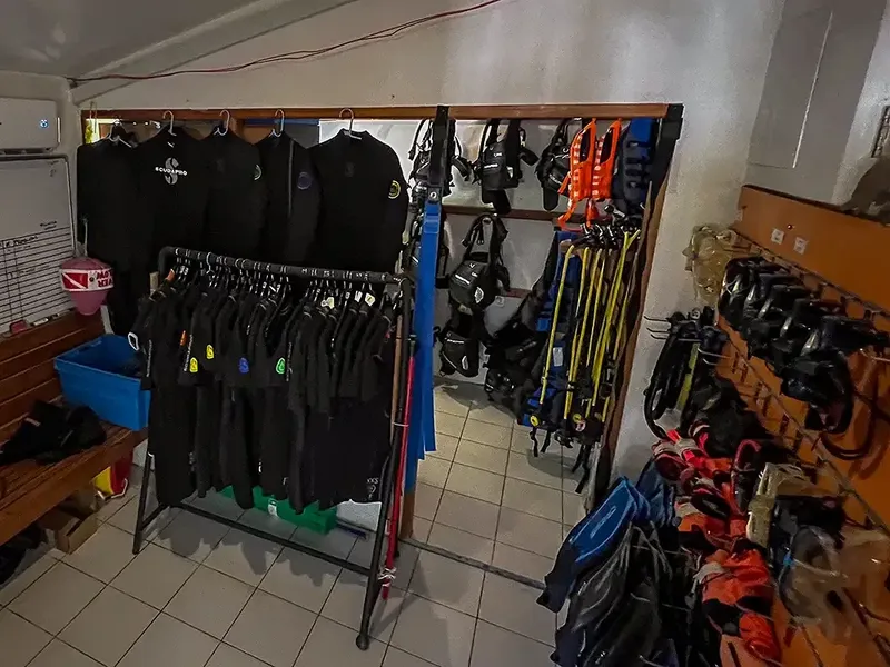 Combinaisons de plongée et équipements rangés dans un local intérieur