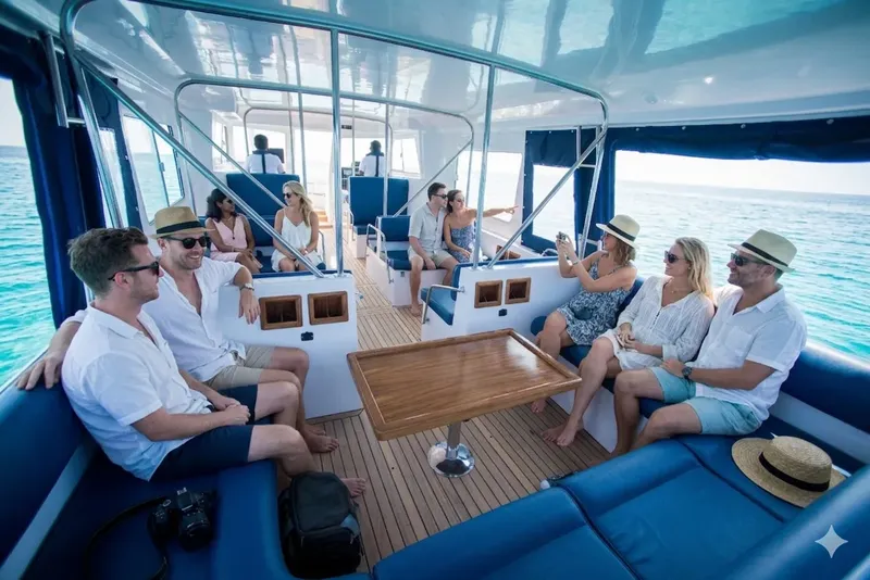 Groupe de personnes souriantes sur un bateau de plaisance en mer