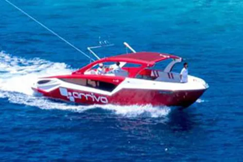 Bateau rouge et blanc navigue sur une mer bleue avec des passagers