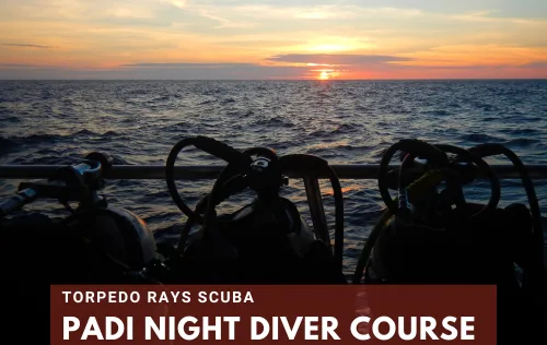 Equipement de plongée sur un bateau au coucher du soleil, cours PADI