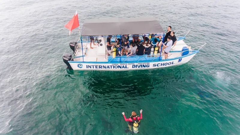 Bateau de plongée avec des plongeurs et une personne en immersion