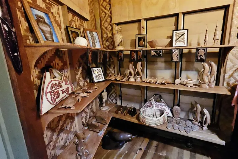 Étagères en bois remplies d'objets décoratifs et de souvenirs marins