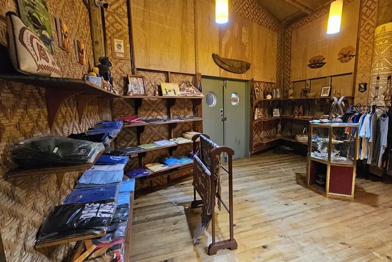 Boutique de souvenirs et vêtements, intérieur en bois chaleureux et décoré
