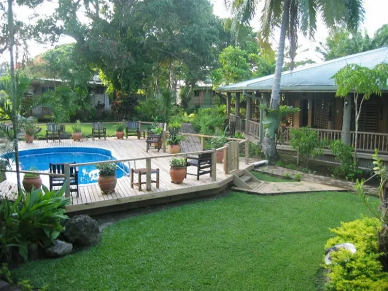 Piscine et bâtiments du centre de plongée entourés de végétation tropicale