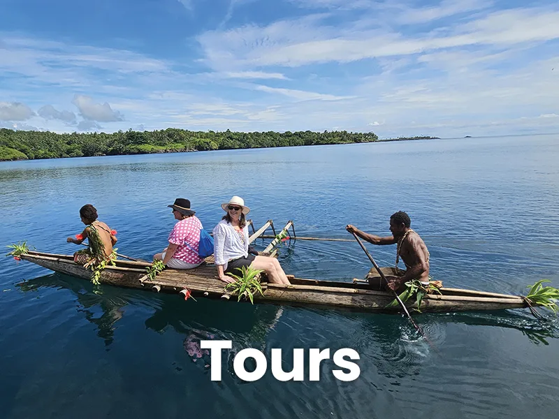 Personnes à bord d'une pirogue sur une eau turquoise et calme