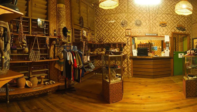 Intérieur d'un centre de plongée avec boutique, comptoir d'accueil et équipement