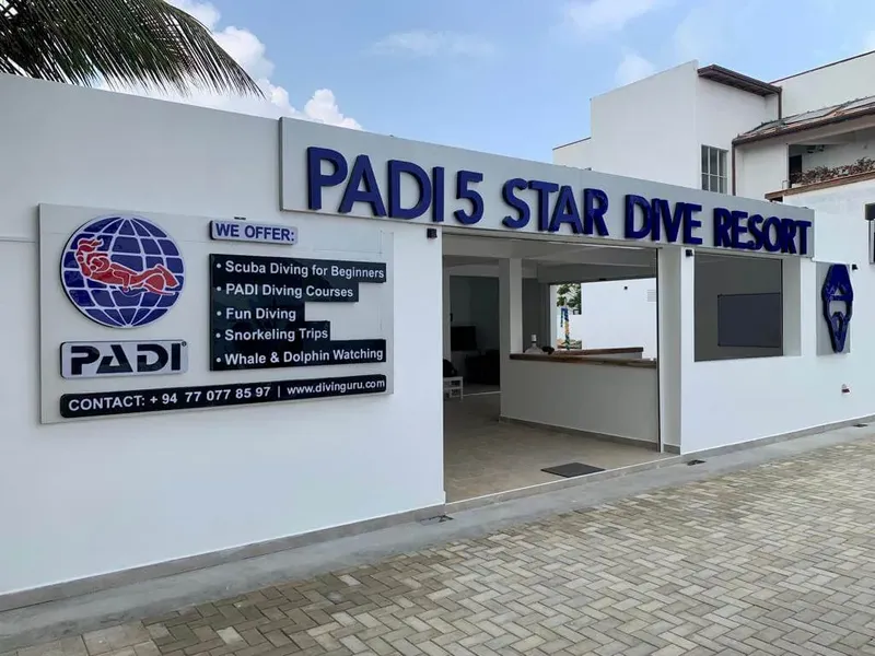 Façade d'un centre de plongée PADI 5 étoiles avec informations de contact