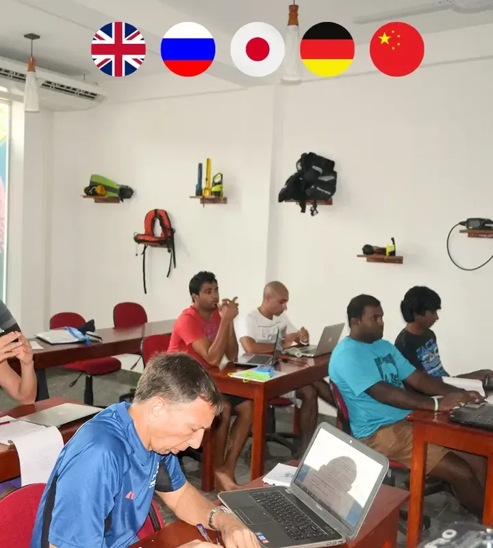 Cours de plongée en salle avec des participants et du matériel