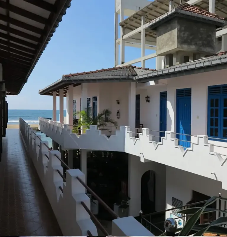 Vue d'une architecture blanche avec des balcons donnant sur la mer
