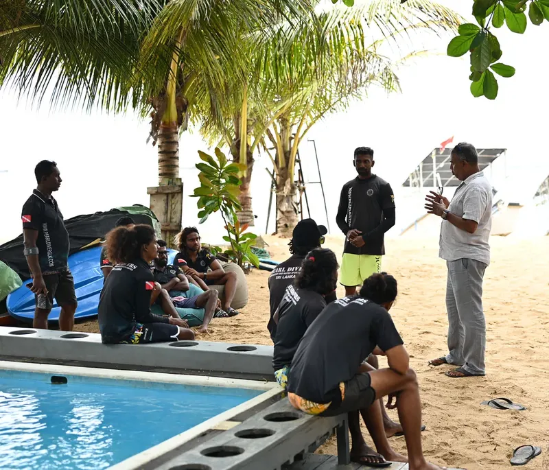Groupe de personnes près d'une piscine, un instructeur explique