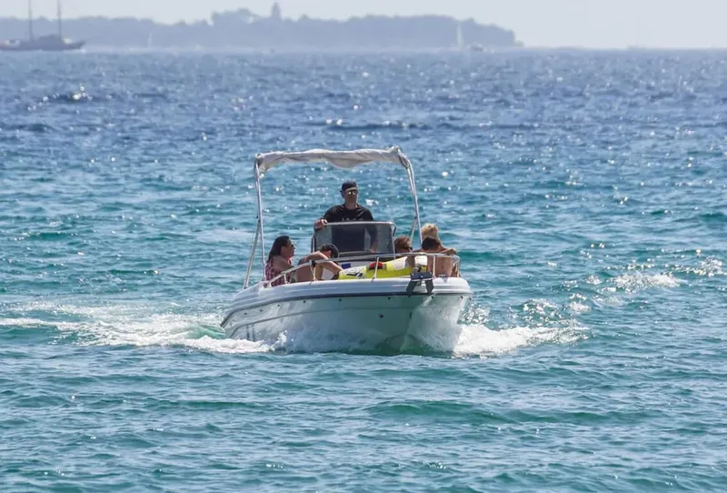 Un bateau rapide transporte des personnes en mer par temps ensoleillé