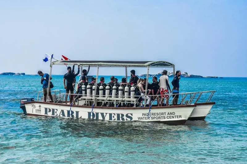 Bateau de plongée rempli de plongeurs avec bouteilles et combinaisons