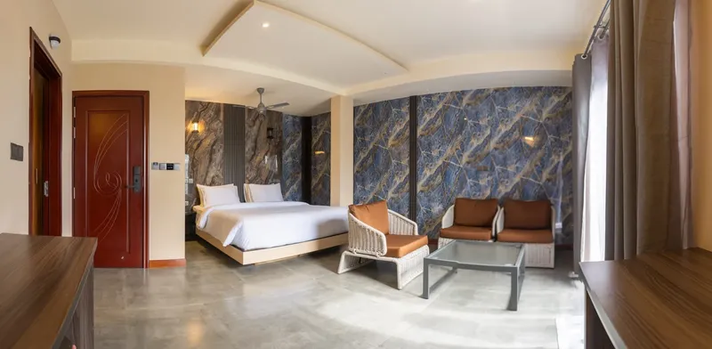 Chambre d'hôtel moderne avec lit, canapé et décoration intérieure