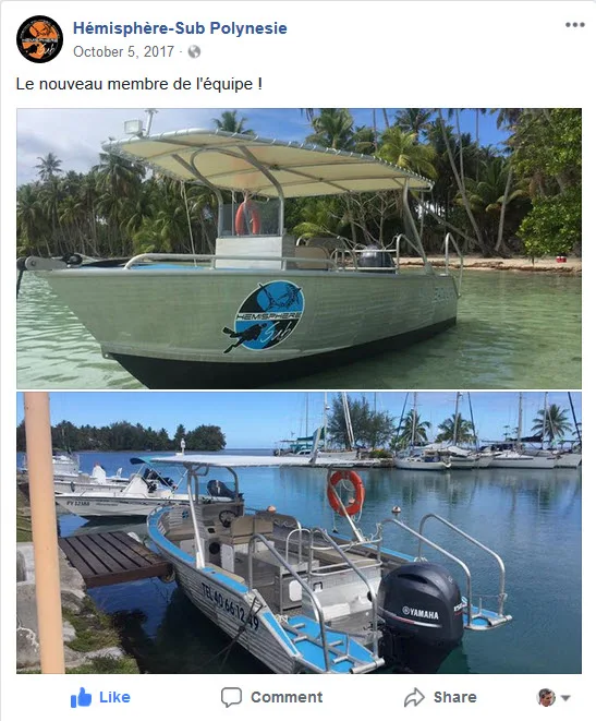 Deux bateaux de plongée amarrés dans une baie tropicale ensoleillée