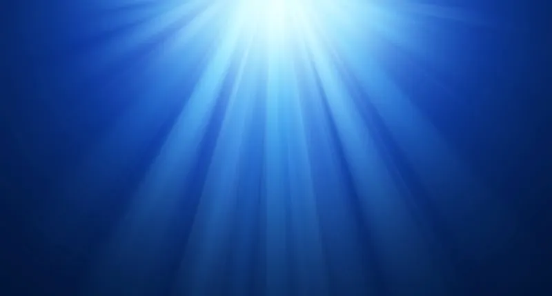 Rayons de lumière filtrant à travers l'eau bleue de l'océan