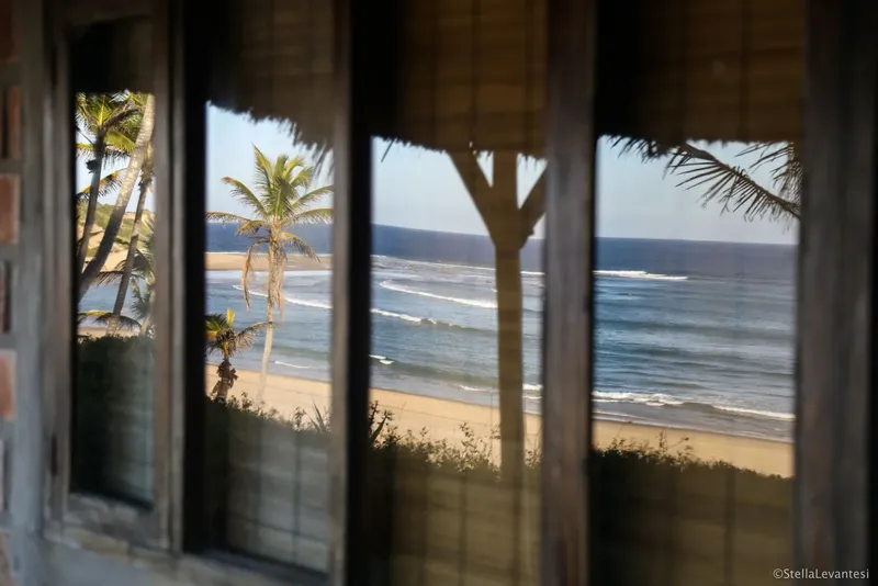 Vue sur une plage tropicale à travers des éléments architecturaux