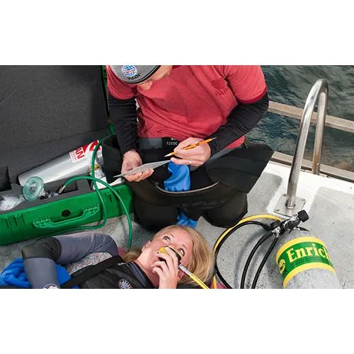 Deux plongeurs sur un bateau, préparation de l'équipement de plongée