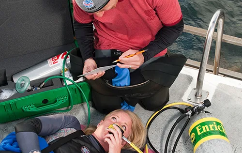 Formation premiers secours plongée : une personne reçoit de l'oxygène