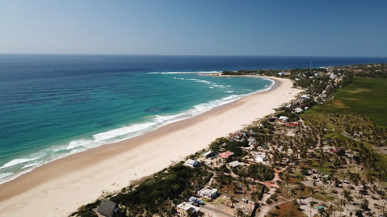 Vue aérienne d'une plage de sable fin et d'une côte tropicale