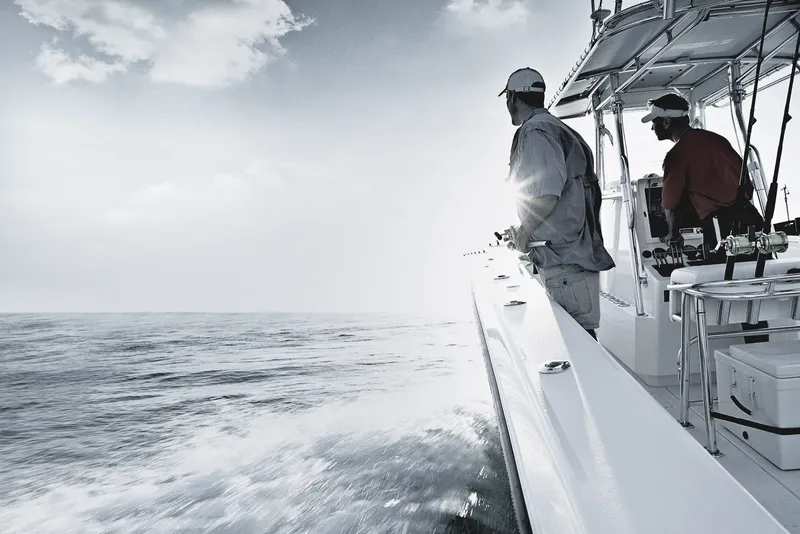 Deux hommes à bord d'un bateau rapide en pleine mer