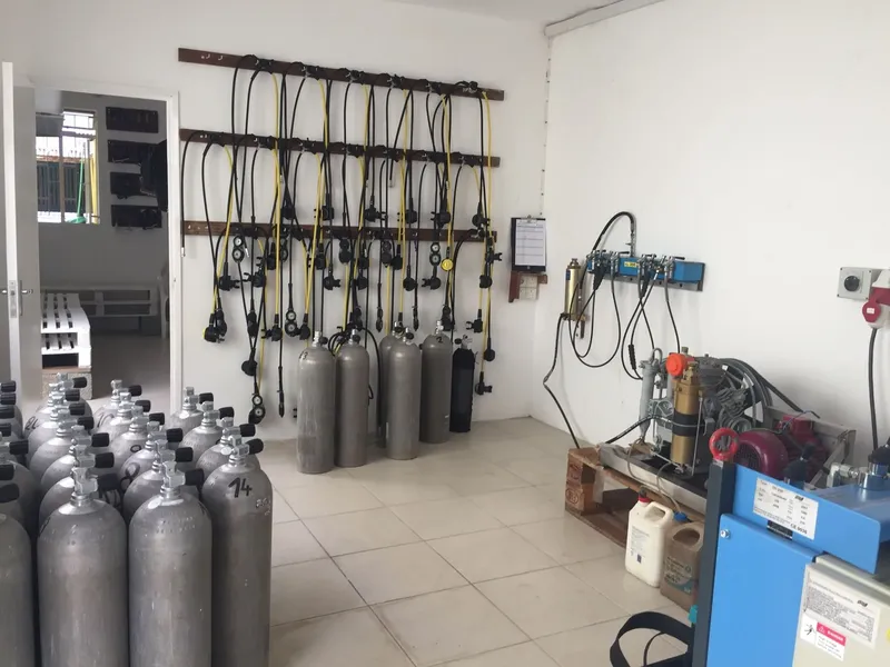 Bouteilles de plongée et équipements alignés dans un local de centre