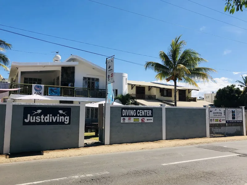 Façade d'un centre de plongée avec son enseigne et son logo PADI