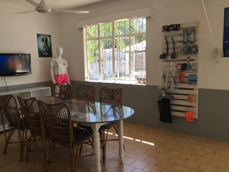 Salle de cours ou salle de repas avec équipement de plongée mural