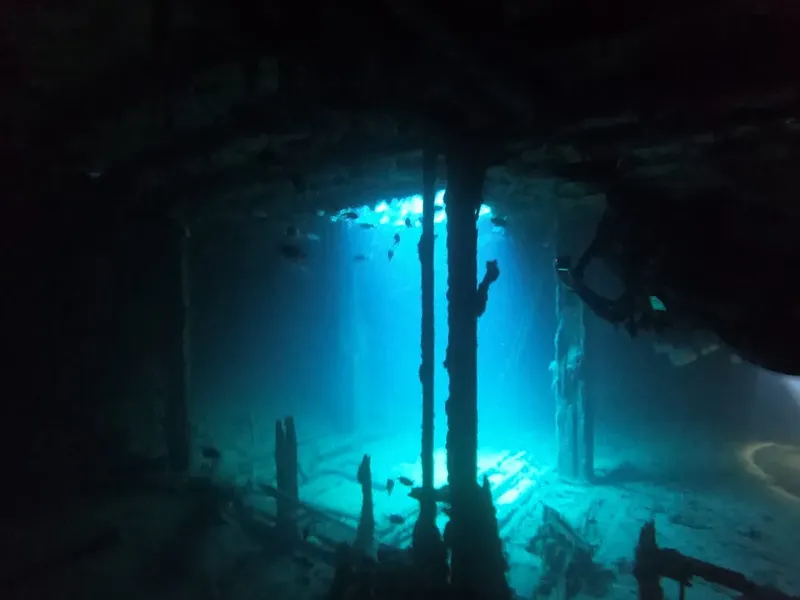 Épave sombre et profonde avec des rayons de lumière bleutée