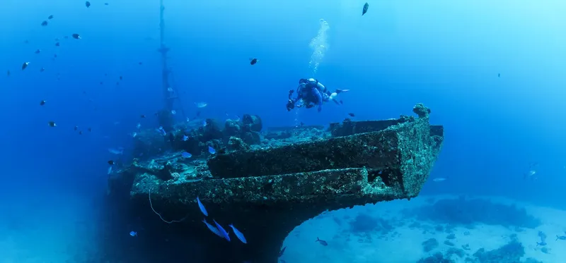 Epave sous-marine avec un plongeur et des poissons colorés