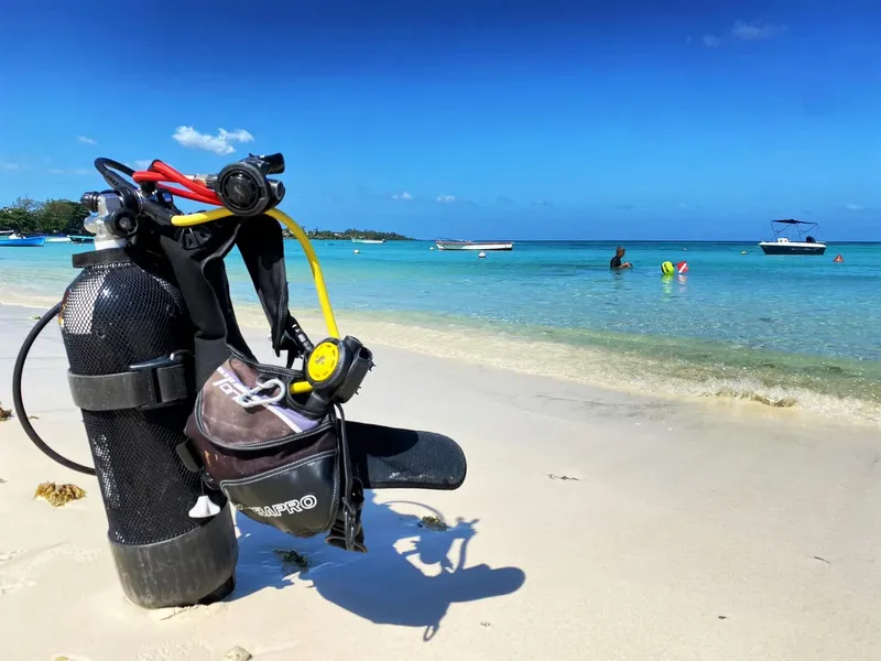 Equipement de plongée sur une plage de sable blanc, mer turquoise