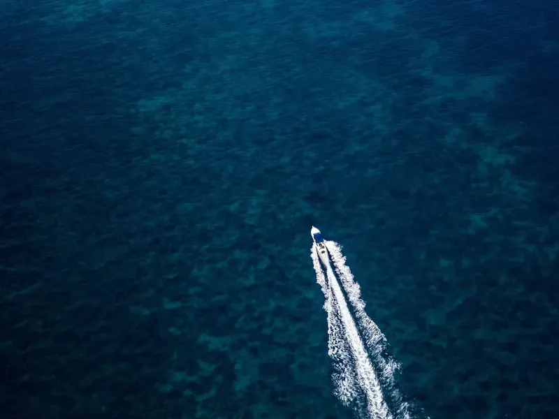 Bateau de plongée naviguant sur une mer bleue et calme