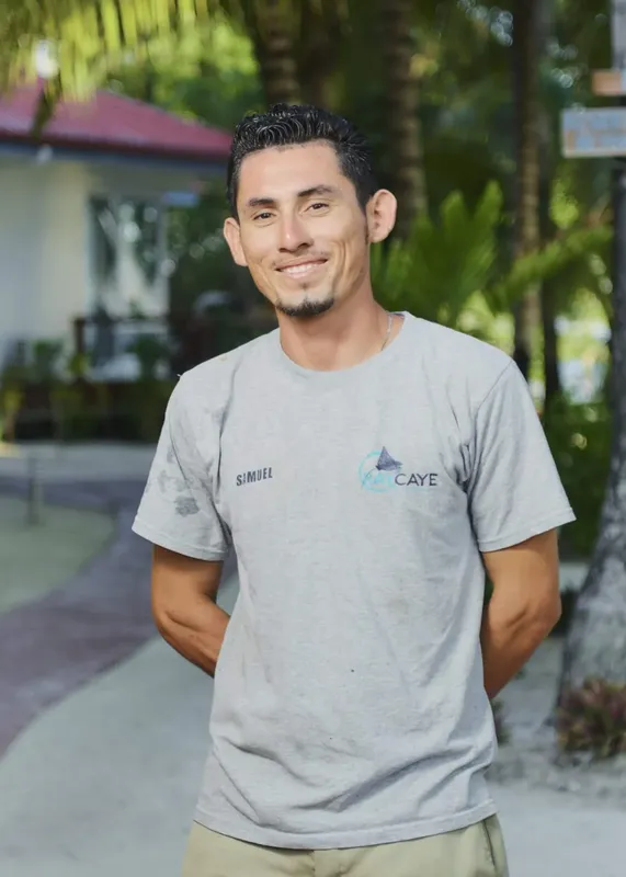 Portrait d'un homme souriant devant un décor tropical ensoleillé