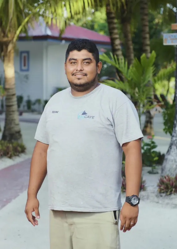 Homme souriant, portant un t-shirt gris et une montre