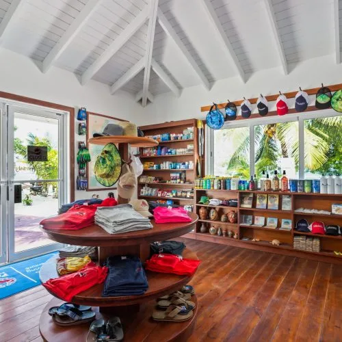 Boutique de plongée avec étalages de vêtements, accessoires et souvenirs