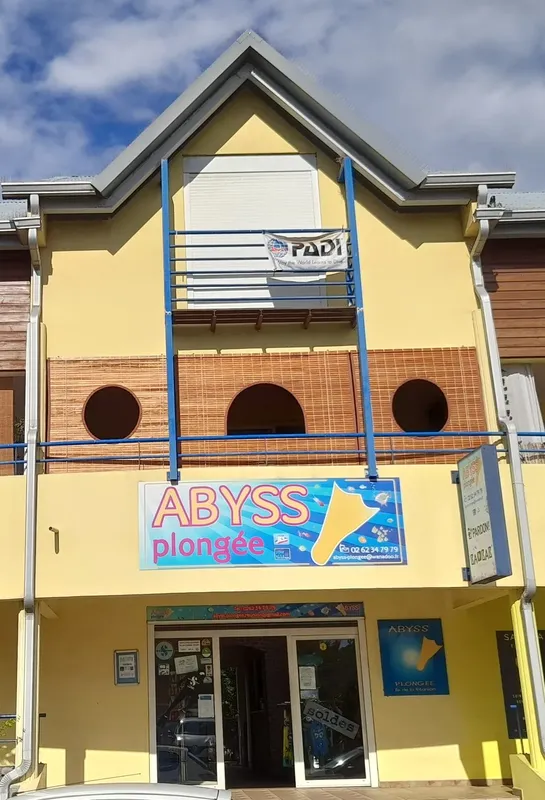 Façade d'un centre de plongée avec enseigne et logo PADI visible