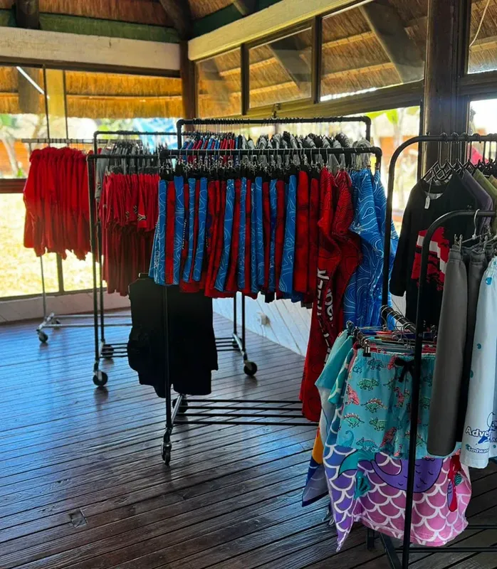 Boutique de centre de plongée avec des vêtements et accessoires exposés