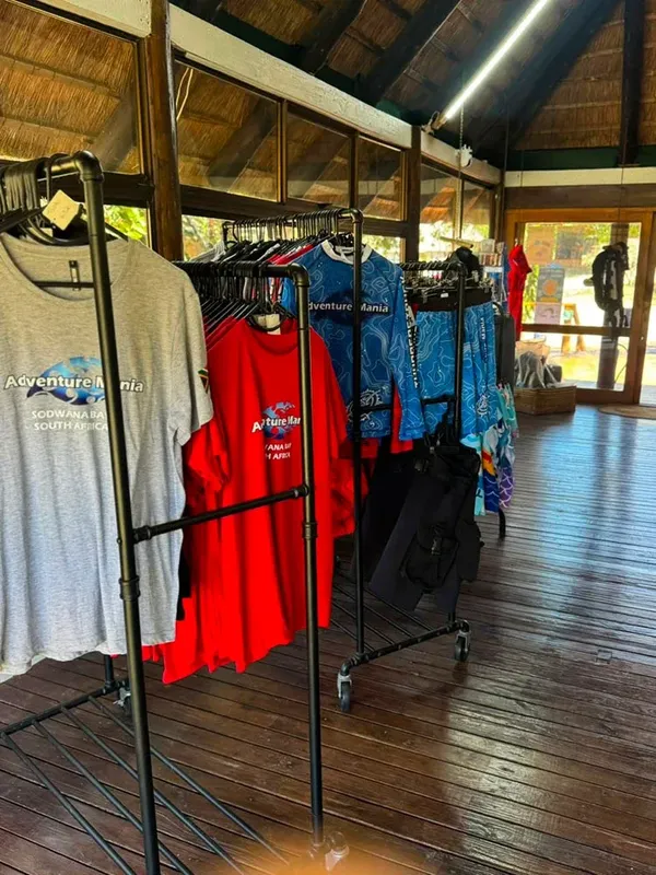 Porte-vêtements avec t-shirts, débardeurs et gilets de plongée exposés
