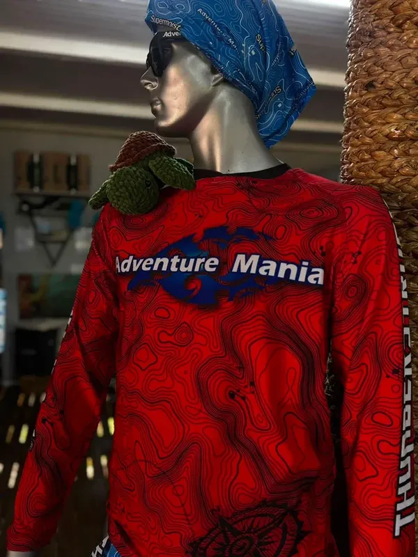 Mannequin portant un t-shirt rouge avec le texte Adventure Mania